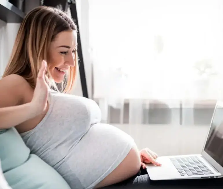 Mujer embarazada sosteniendo su panza