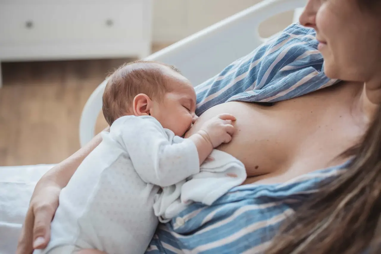 Mamá amamantando a su bebé